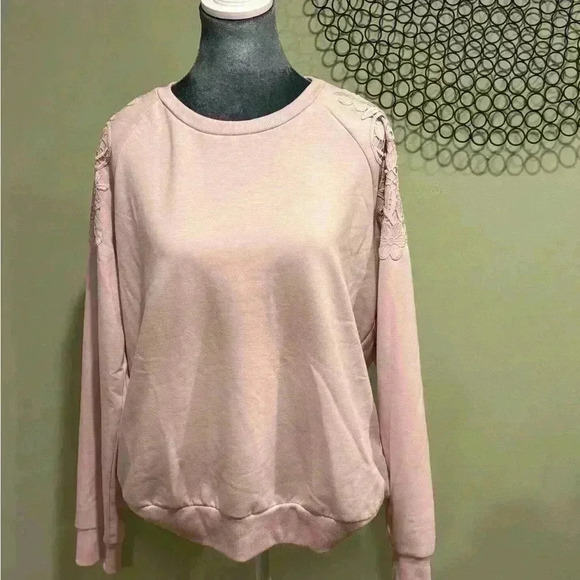 Gloria Vanderbilt Pink Sweatshirt with flower detail on shoulders- Size Large - Picture 4 of 6